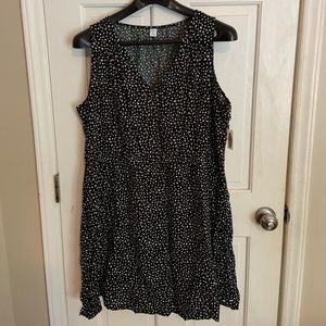 Sleeveless, waist defined V-neck dress